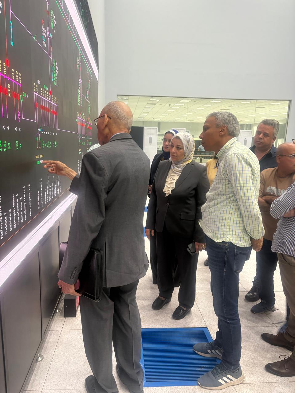 نائب وزير الكهرباء تتفقد مركز التحكم الاقليمي بالقاهرة