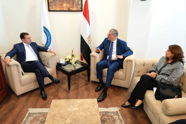 البترول تستعرض استثمارات شل بمشروعات الغاز الطبيعي بمصر