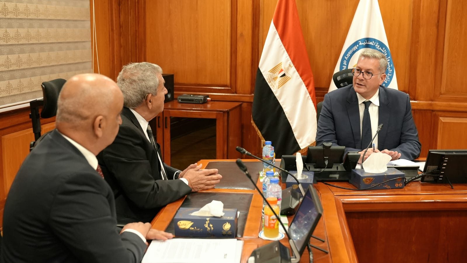البترول تبحث خطط شركة تاج أويل الكندية بالاستكشاف والإنتاج بالصحراء الغربية