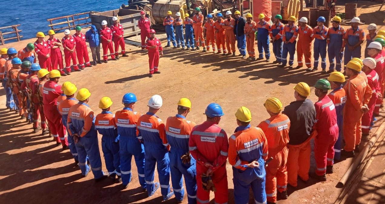 خدمات البترول البحرية تنظم وقفة بجميع مواقعها احتفالا بالعيد الخمسين للبترول