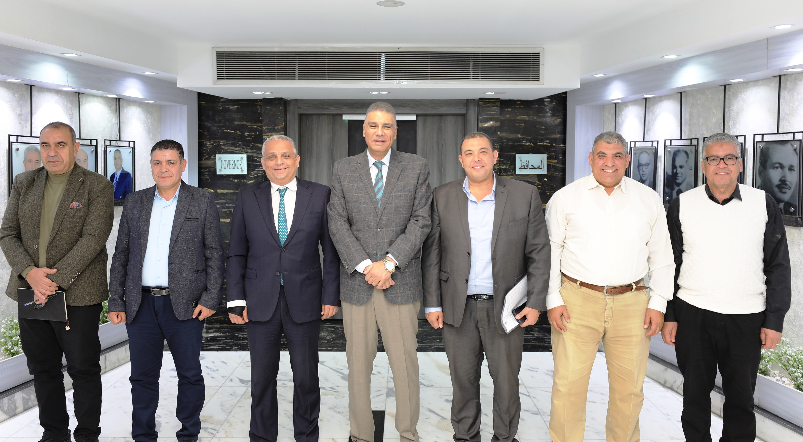 قنديل يبحث مع محافظ أسوان توصيل الغاز لمصانع سكر كوم أمبو 