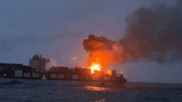 البترول تكشف تفاصيل السيطرة على حريق بمركب حاويات بغارب