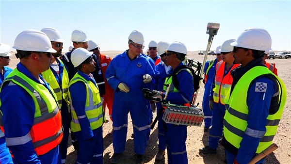 وزير البترول يتابع ميدانيًا انطلاق المسح السيزمي لاستكشاف الغاز غرب أسيوط 