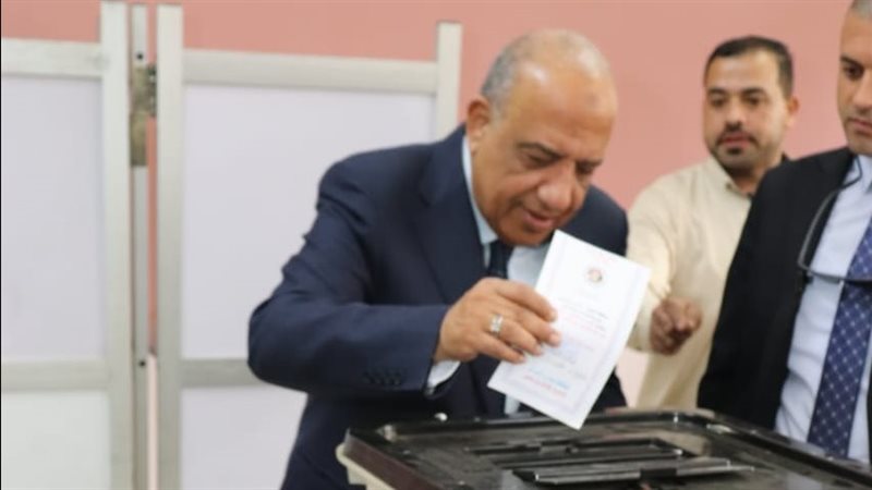 وزير الكهرباء يدلي بصوته بالانتخابات ويوجه بتأمين التغذية للجان