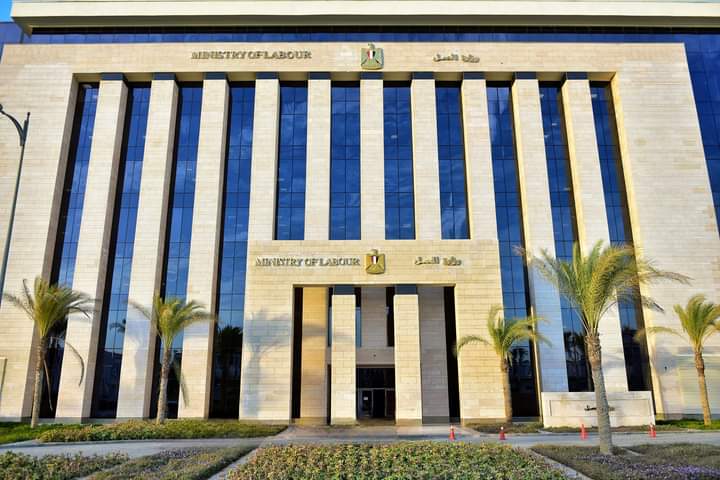 العمل : 297 ألف فرصة وظيفة بالخارج