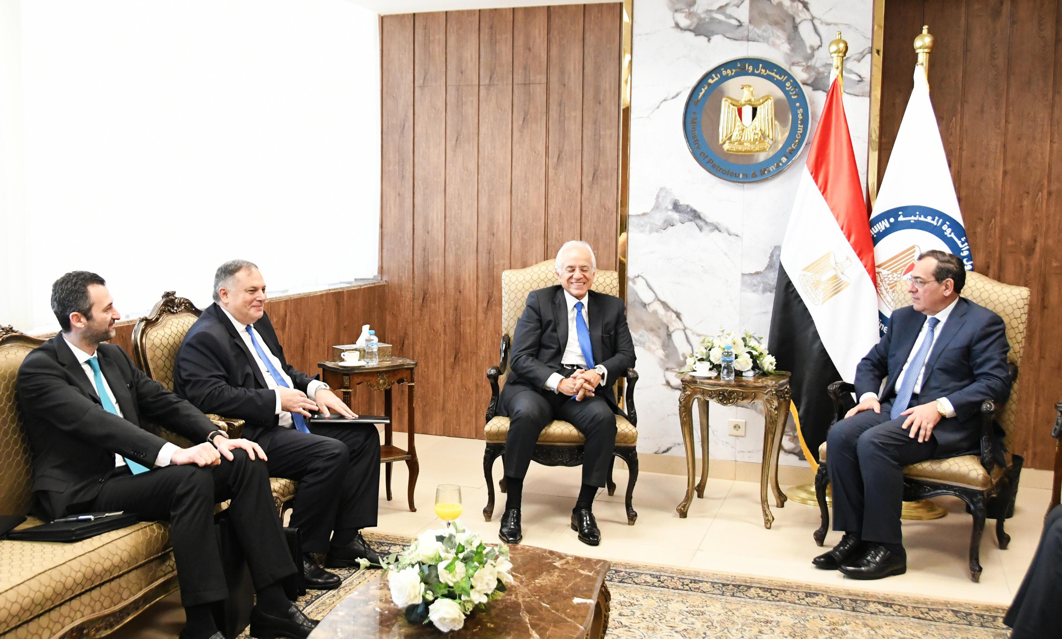 البترول تبحث التعاون مع شركة يابانية بمجال توزيع الغاز الطبيعي