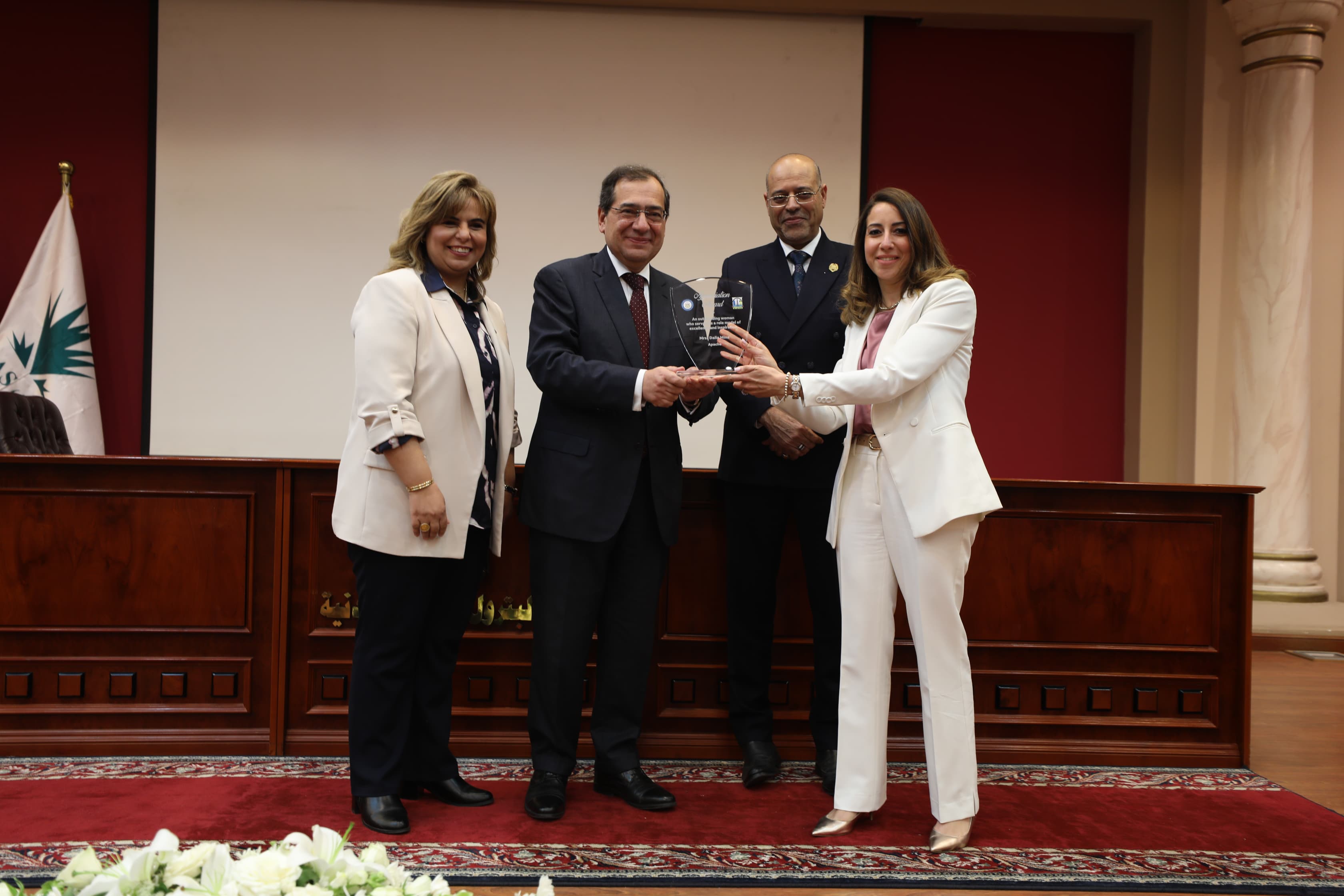 الملا يكرم عددا من قياديات قطاع البترول