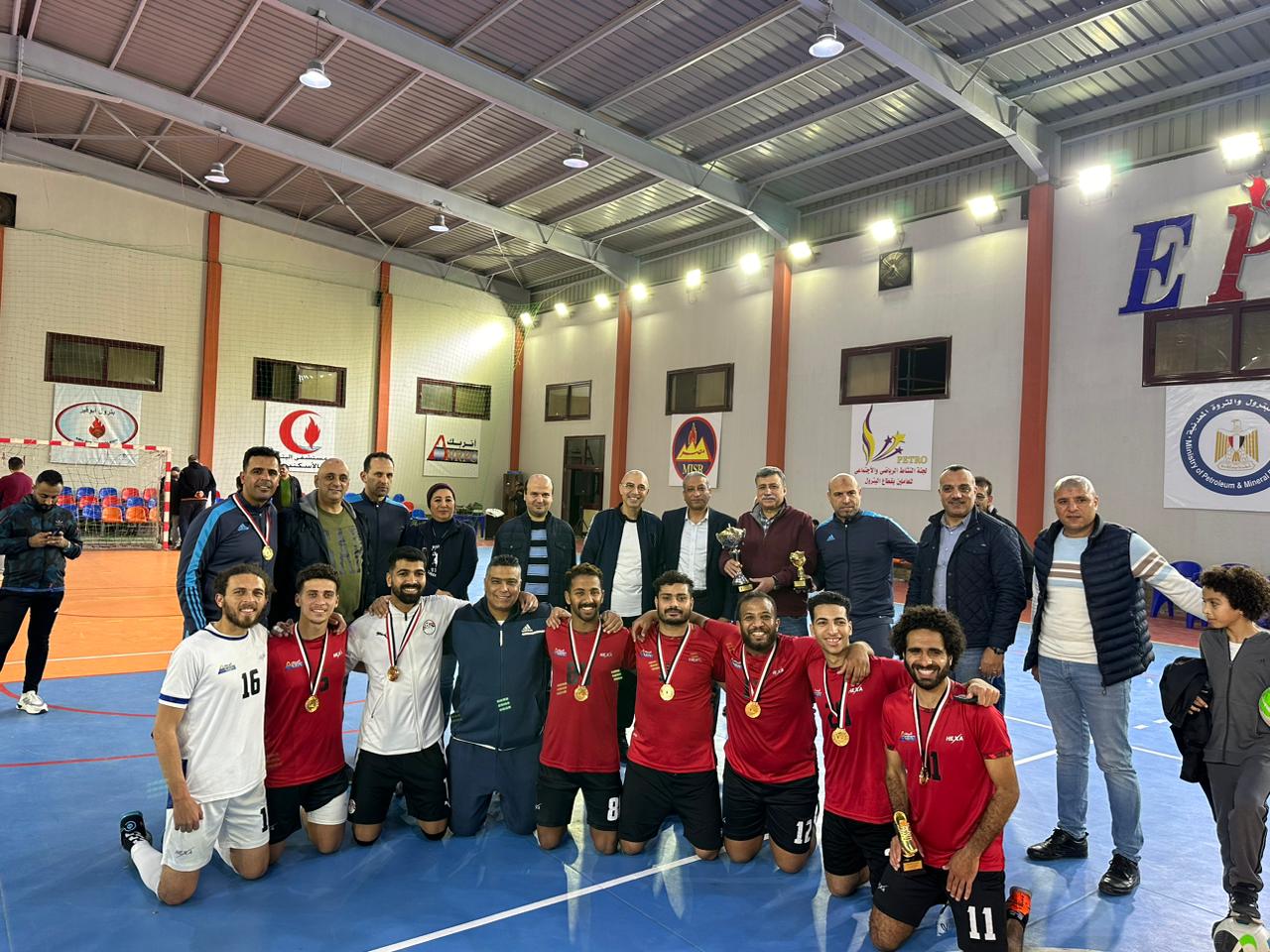 فريق انربك يحتفل مع الراوى بفوزه بكأس الدورة الرمضانية لقطاع البترول