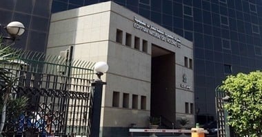 البترول تتعاقد على استئجار وحدة عائمة للغاز المسال