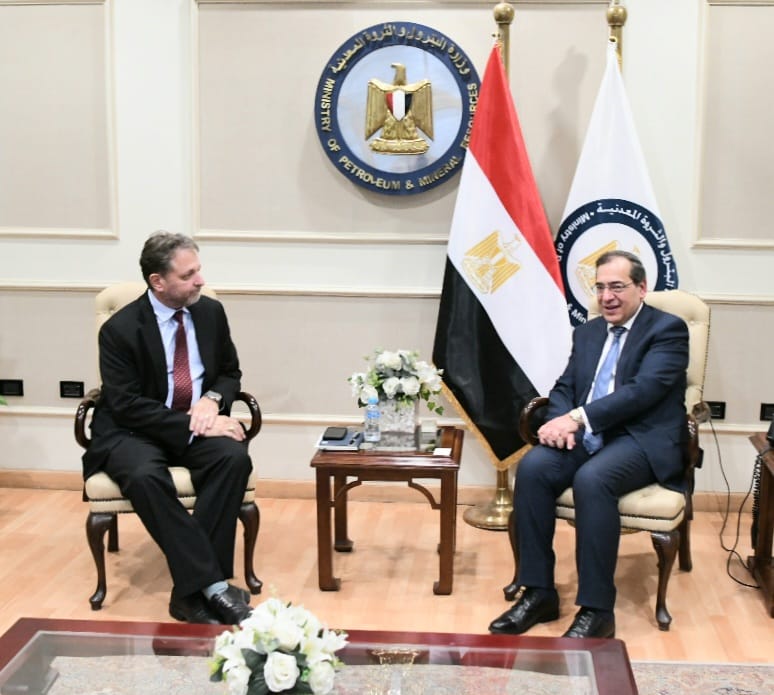وزير البترول يناقش مع وفد