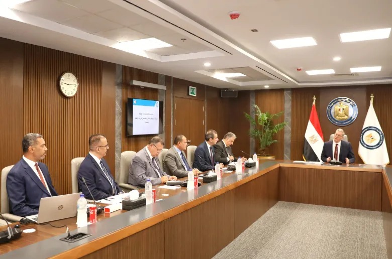 وزير البترول يجتمع بقيادات القطاع لبحث خطط زيادة إنتاج الغاز الطبيعي