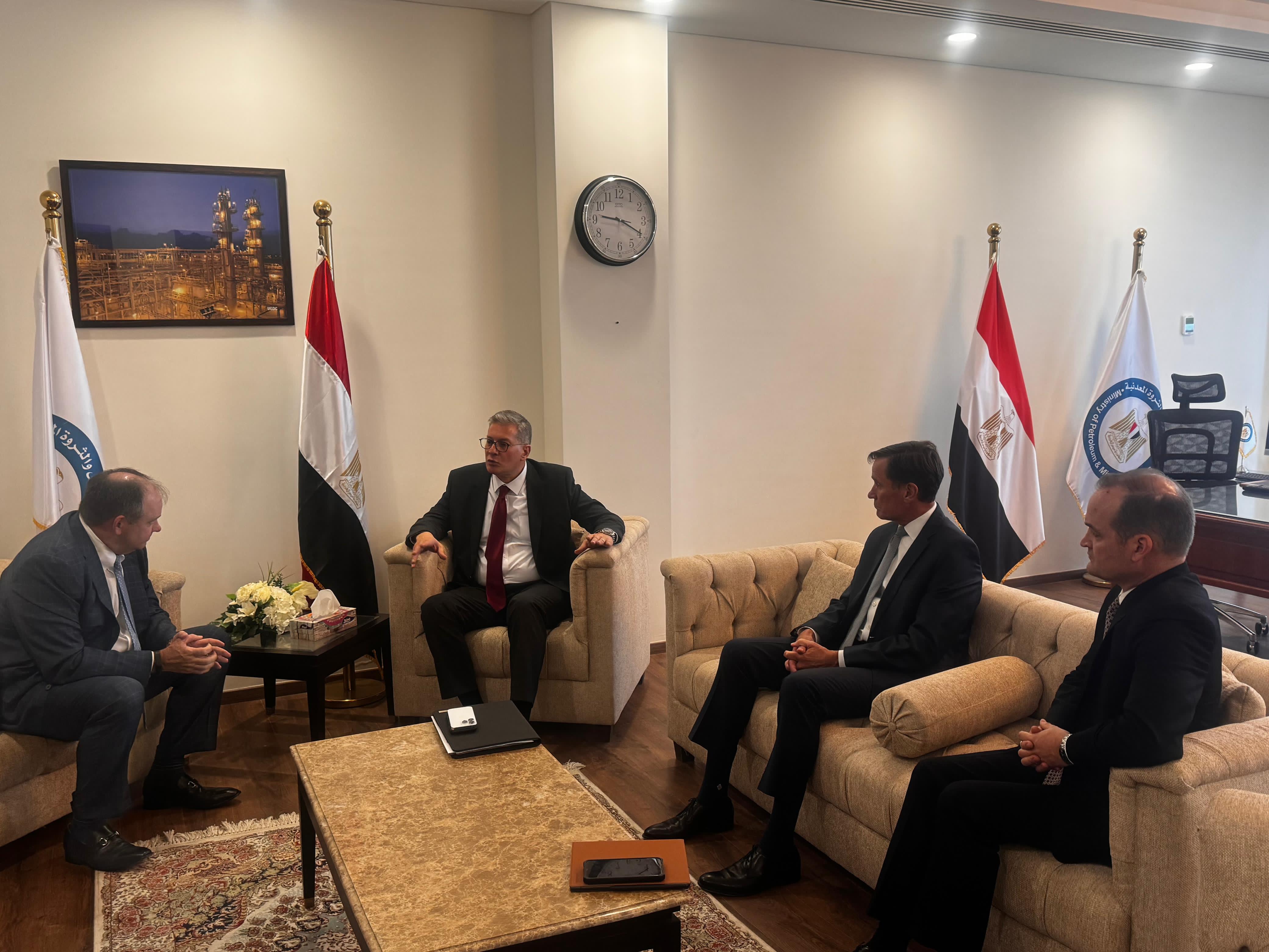 وزير البترول يتابع حقول الإنتاج بالصحراء الغربية 