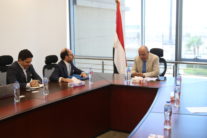 بحث مشاركة بنك الاستثمار الأوروبى في الربط الكهربائي مع دول الجوار