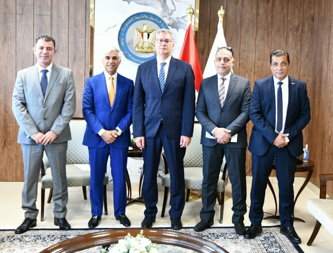 بحث مستجدات التعاون بين قطاع البترول وأبيك في صناعة المواسير
