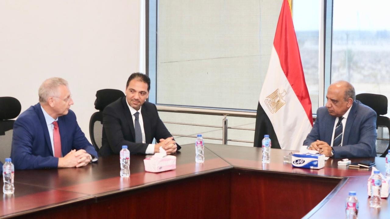 تعاون بين مصر وسيمنس AG لتوطين صناعة المهمات الكهربائية