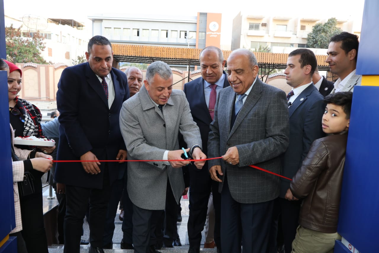 عصمت يفتتح مركز خدمة المستثمرين بشركة القناة لتوزيع الكهرباء