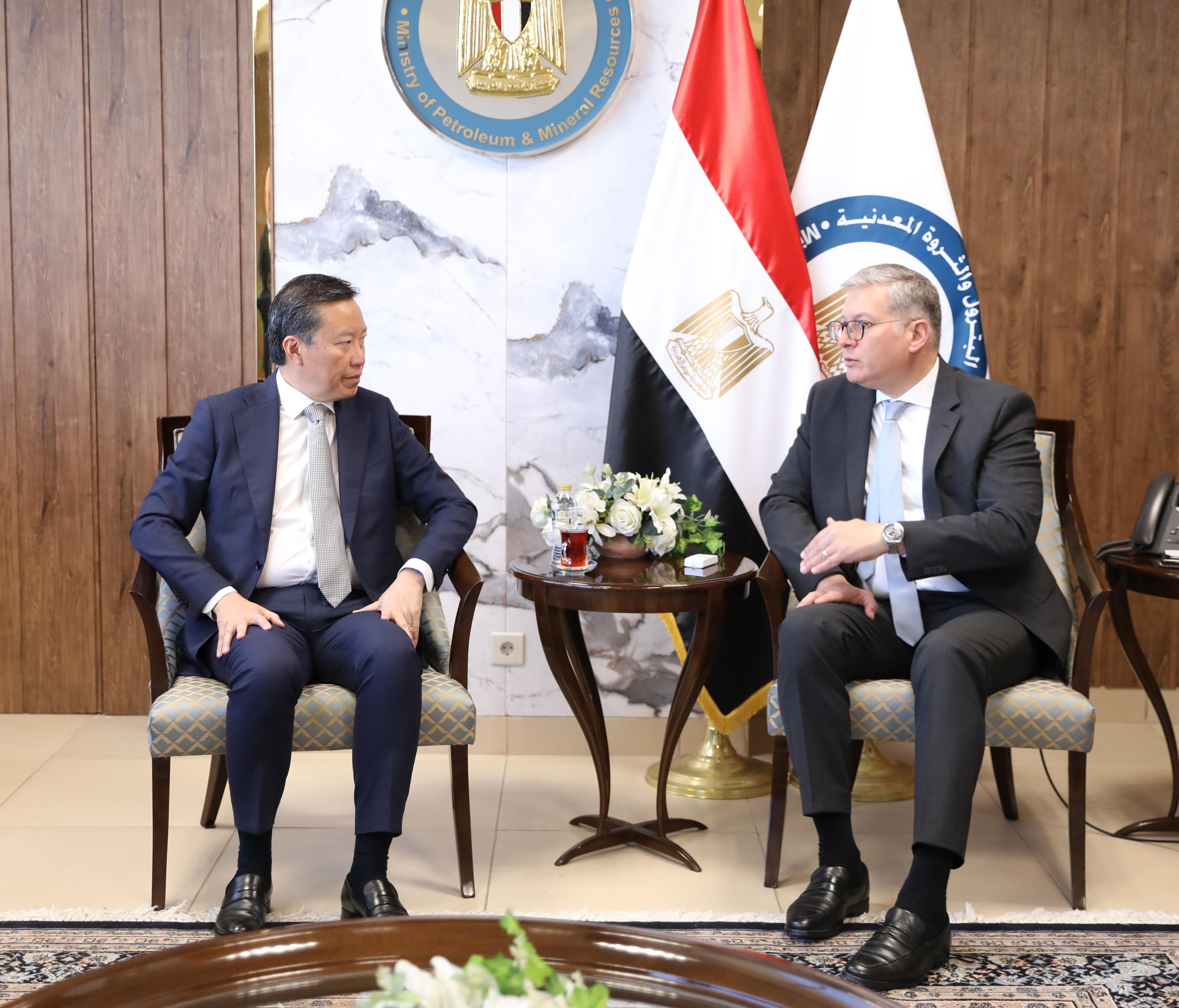 وزير البترول يبحث مع رئيس