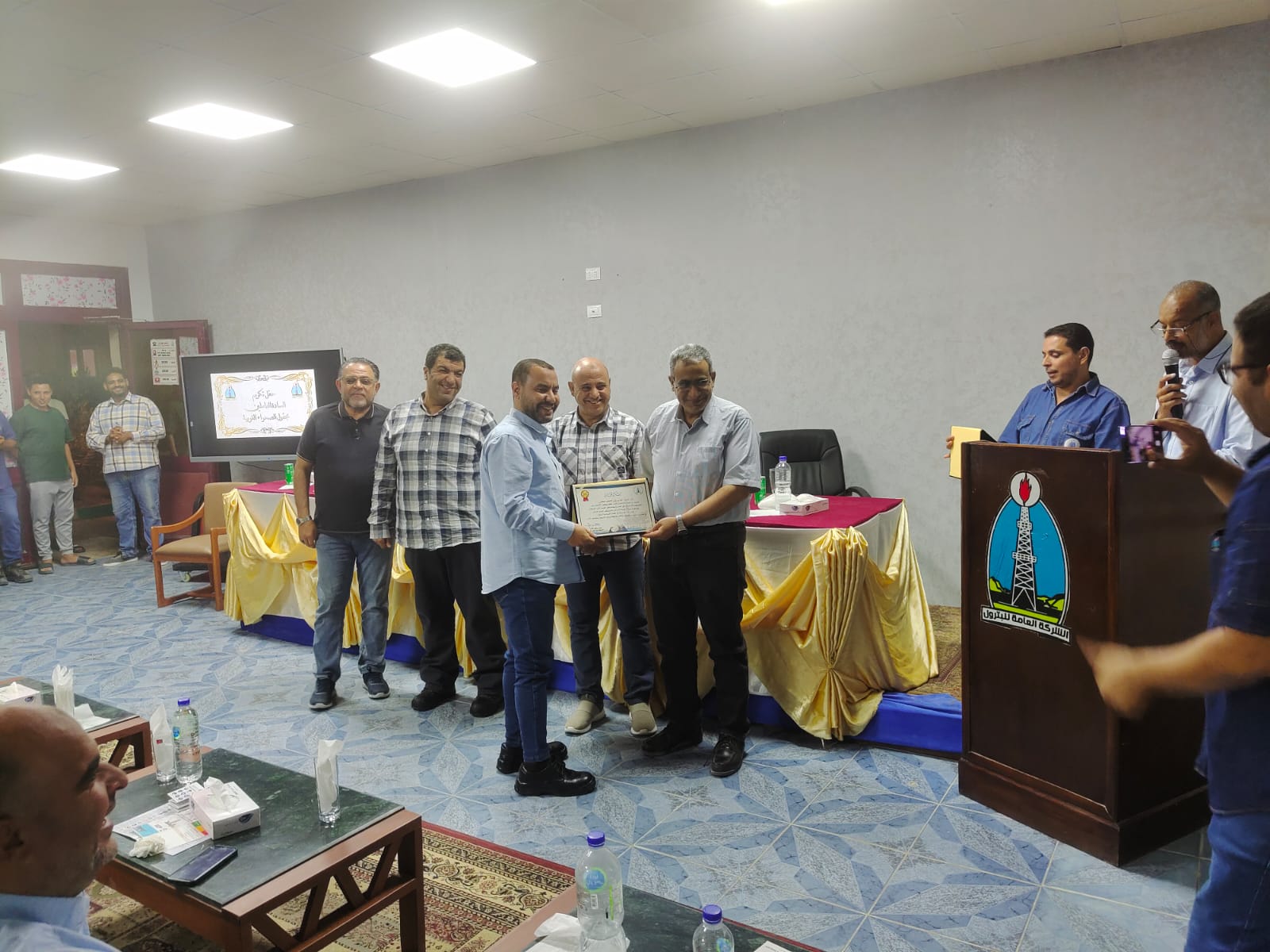 تكريم أيمن مكي بجائزة الموظف المثالي بالشركة العامة للبترول 