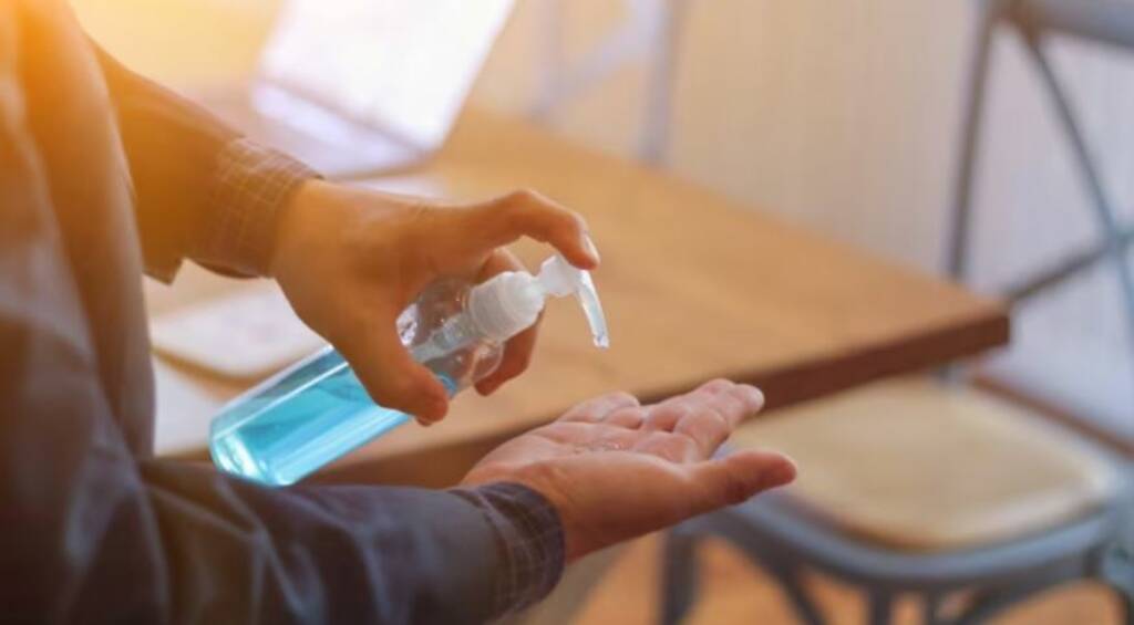 الاتحاد الأوروبي يدرس حظر استخدام الإيثانول في معقمات الأيدي لهذا السبب