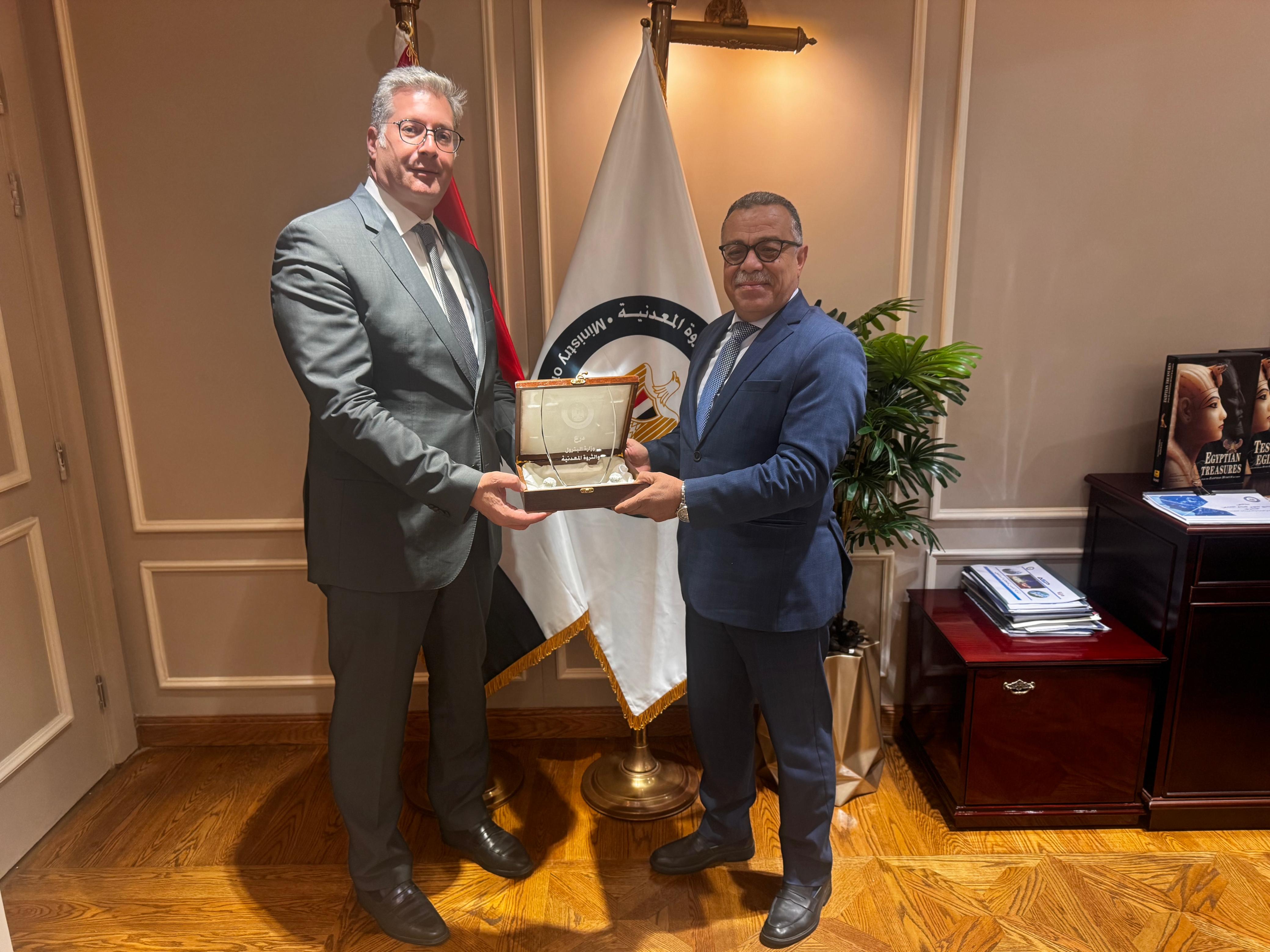 وزير البترول يكرم المحاسب أشرف قطب تقديراً لجهوده بالقطاع