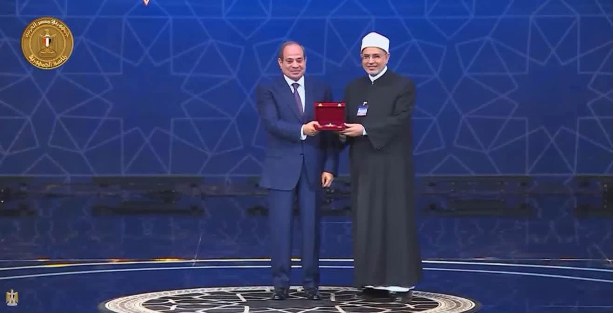  أسامة داود يهنىء الدكتور سلامة جمعة داود بوسام العلوم والفنون من الطبقة الأولى