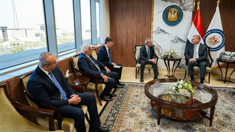 وزير البترول يتابع مع 