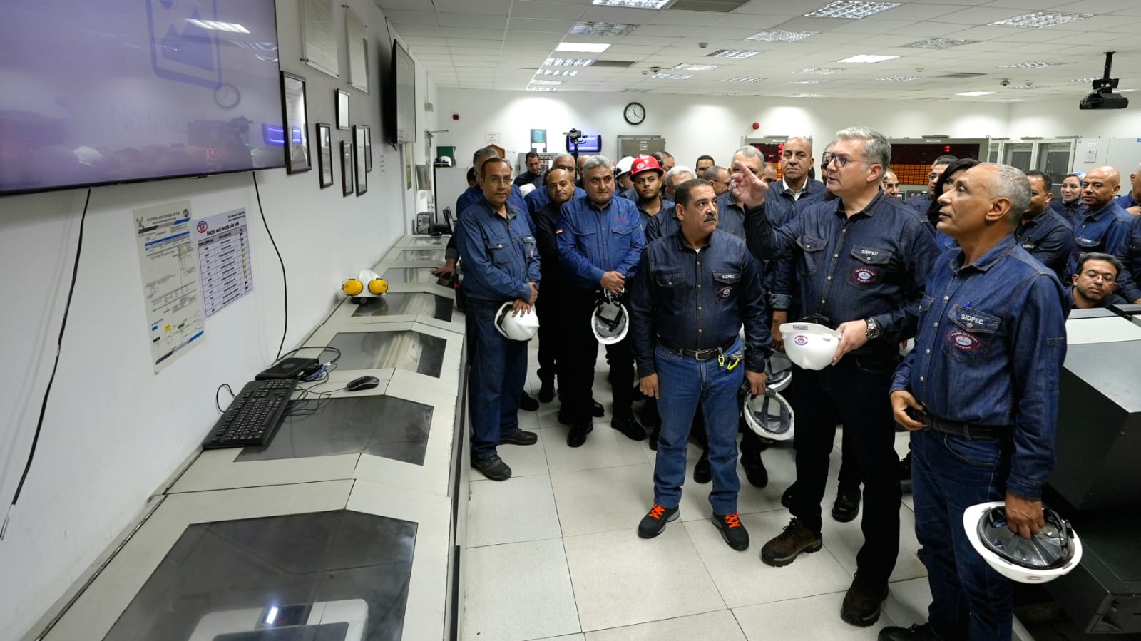 وزير البترول يتفقد مصانع الإيثيلين والألكيل بنزين الخطي بشركتى سيدبك وإيلاب 