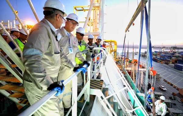 وزير البترول يتفقد سفينة التغييز أثناء تحركها لرصيف سوميد بالسخنة