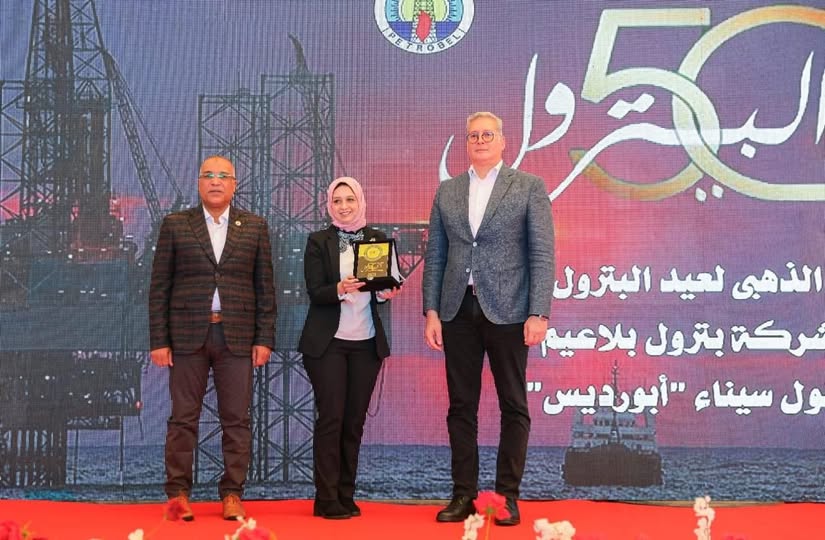 وزير البترول يكرم موظفة بإدارة السلامة المهنية في ويبكو 