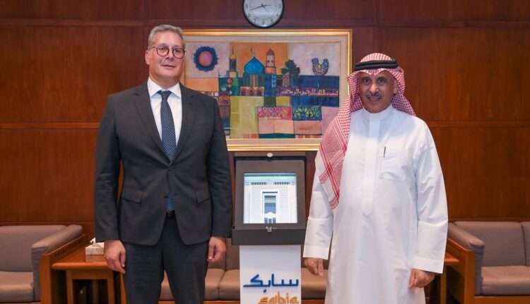 البترول تبحث مع سابك السعودية التعاون بالبتروكيماويات والصناعات التحويلية