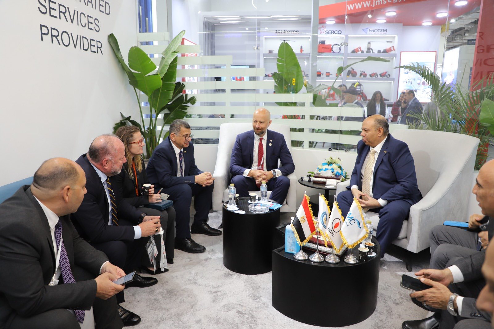 سفير النرويج ورئيس جلوبال يزوران جناح صان مصر بمعرض مصر الدولي للطاقة