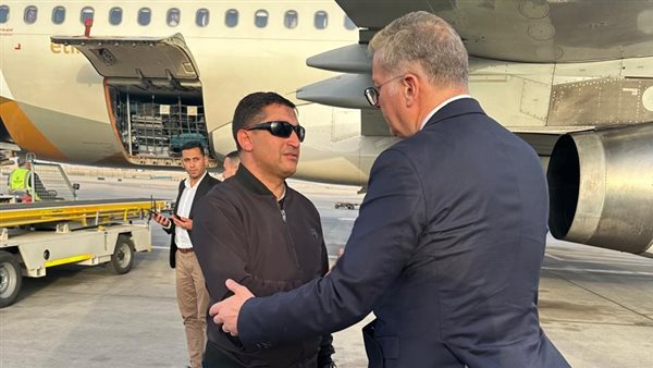 وزير البترول يستقبل جثمان الشهيد حسام خليفة بمطار القاهرة