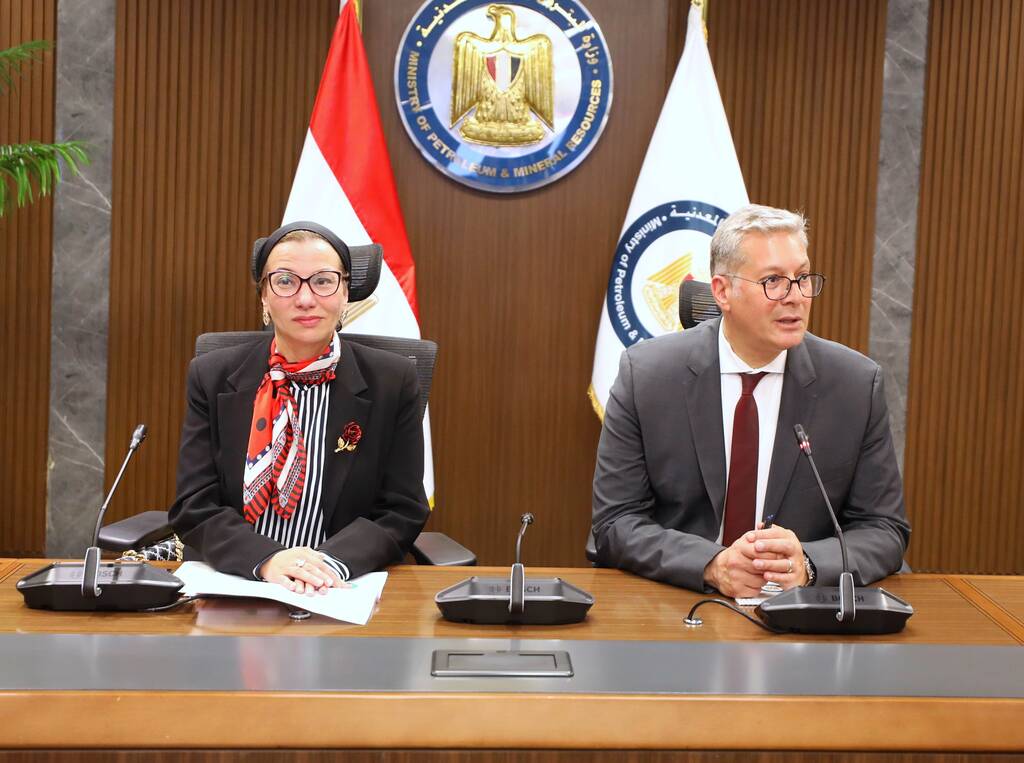 وزيرا البترول والبيئة يناقشان خفض الإنبعاثات الكربونية في مصر 