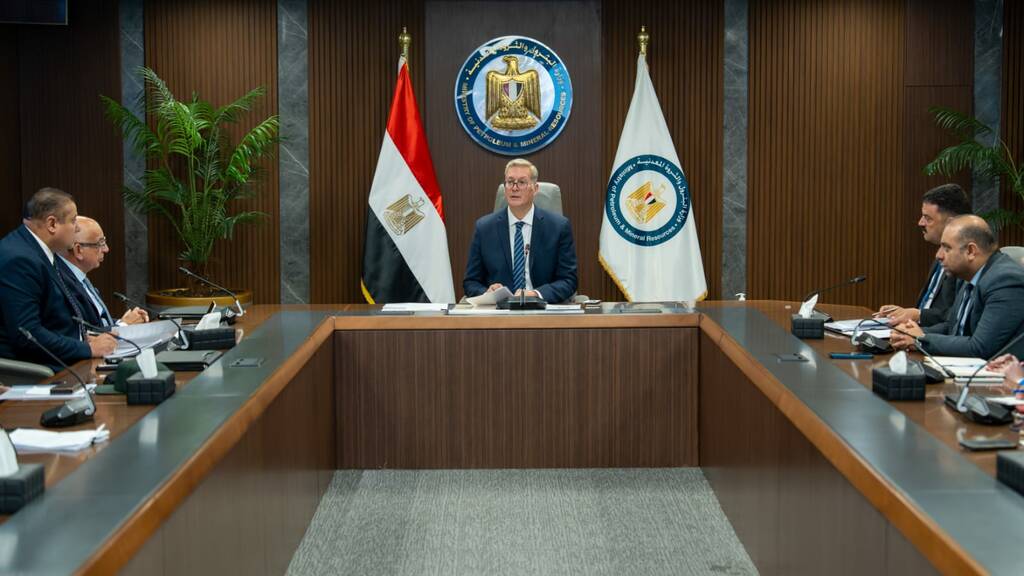 وزير البترول يبحث تنفيذ المسح الجوي الشامل للمعادن في مصر