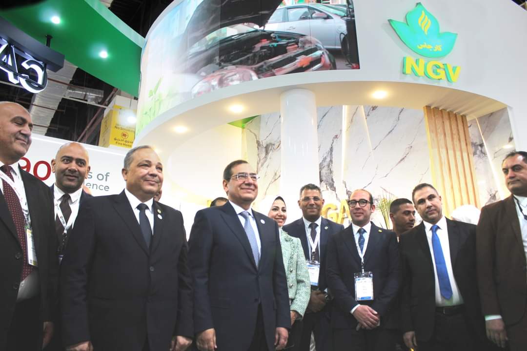 الملا يتفقد جناح كارجاس و يشيد بالعاملين بالشركة 
