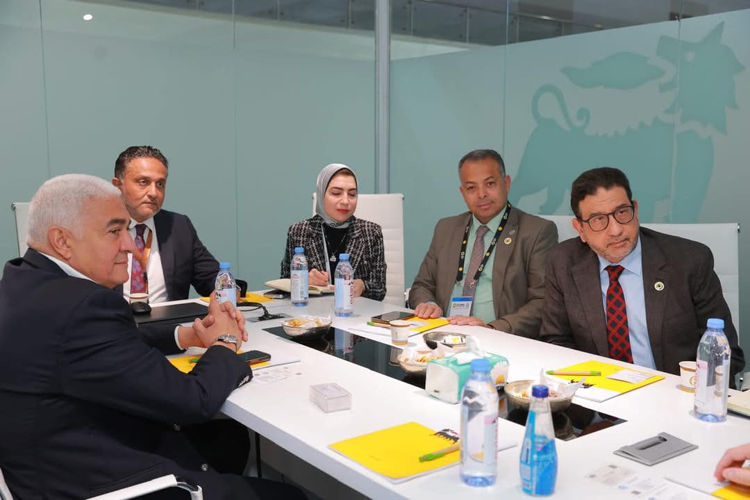 رئيس شركة خدمات البترول البحرية يبحث التعاون مع إيني الإيطالية
