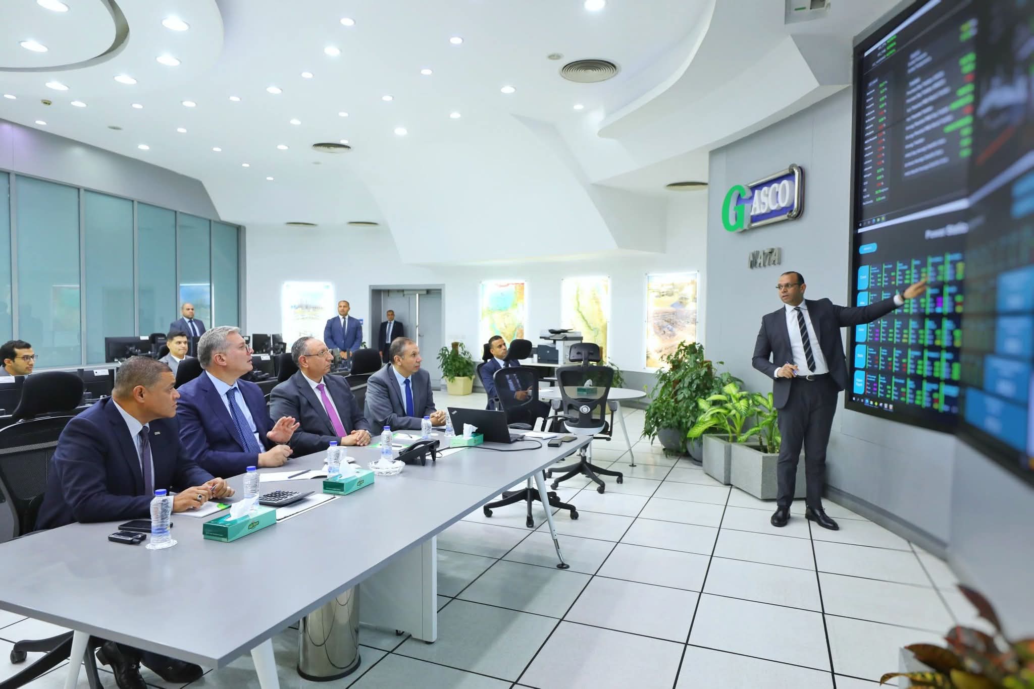 لضمان انتظام الإمدادات خلال الصيف .. وزير البترول  يتابع من مركز التحكم ضخ الغاز لمحطات الكهرباء والصناعة