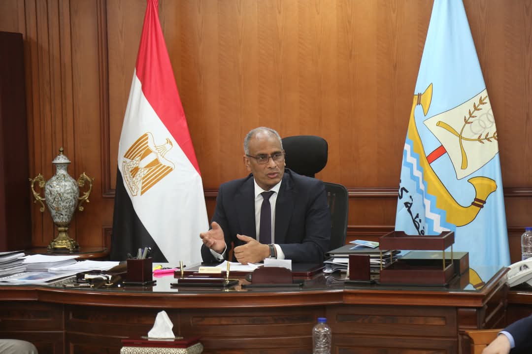 محافظ كفر الشيخ يبحث مع «إيكم» دعم صناعة إنتاج ألواح خشب MDF من قش الأرز