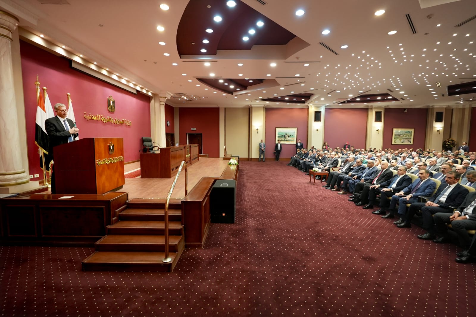 تمكين ودعم العنصر البشرى لمواجهة تحديات البترول