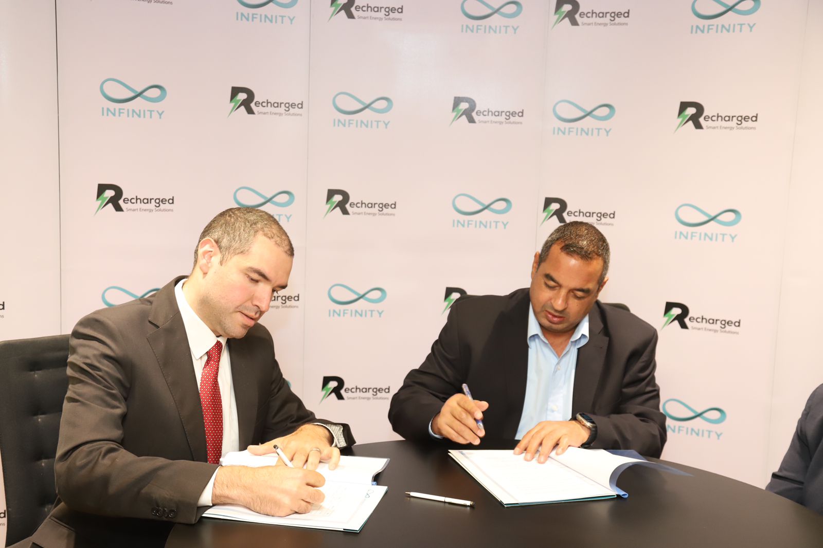 «إنفنيتي كابيتال» و«Recharged» تؤسسان شركة جديدة لشحن السيارات الكهربائية بالمنازل