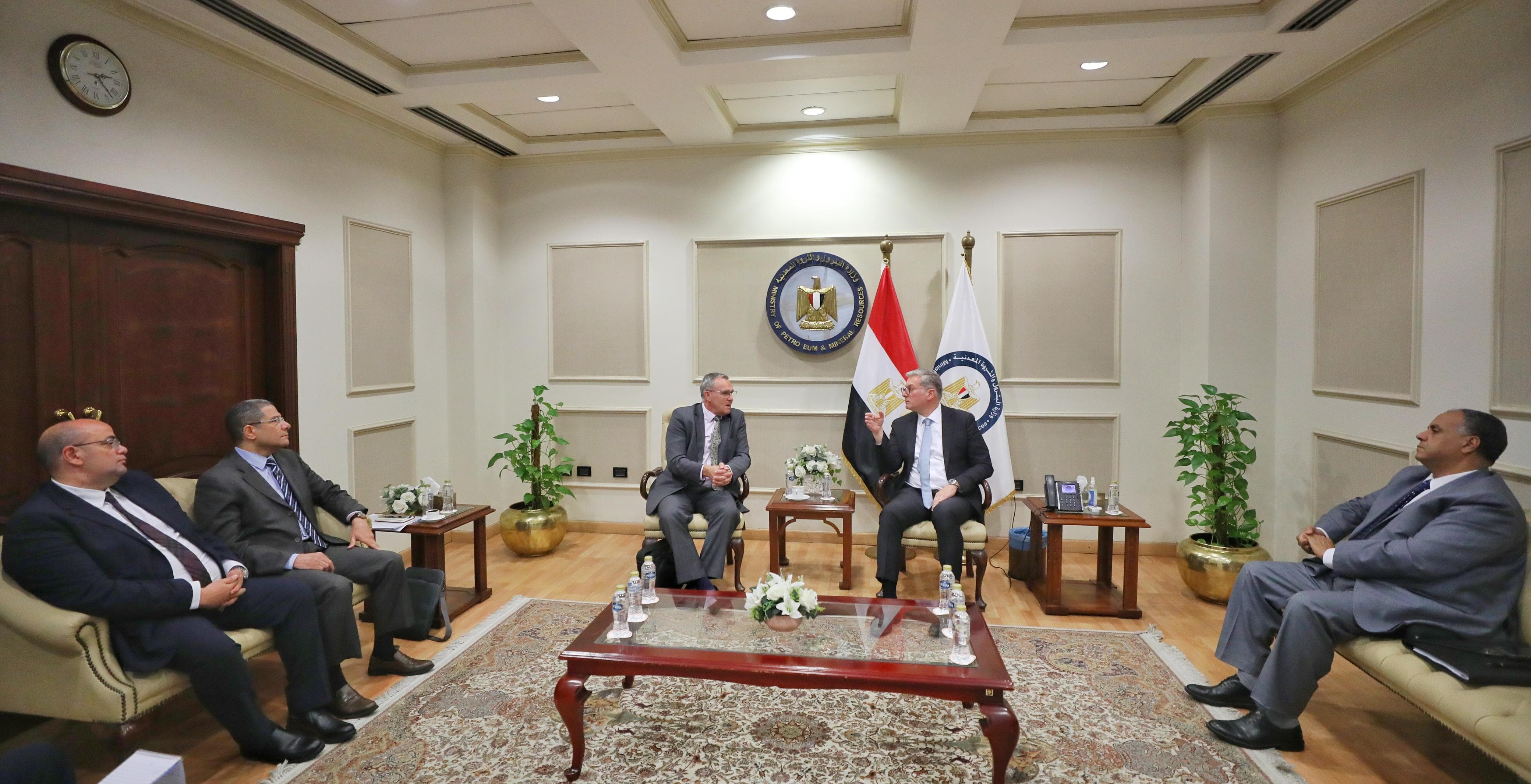 وزير البترول يتابع مع رئيس كايرون توسعات الشركة في مصر