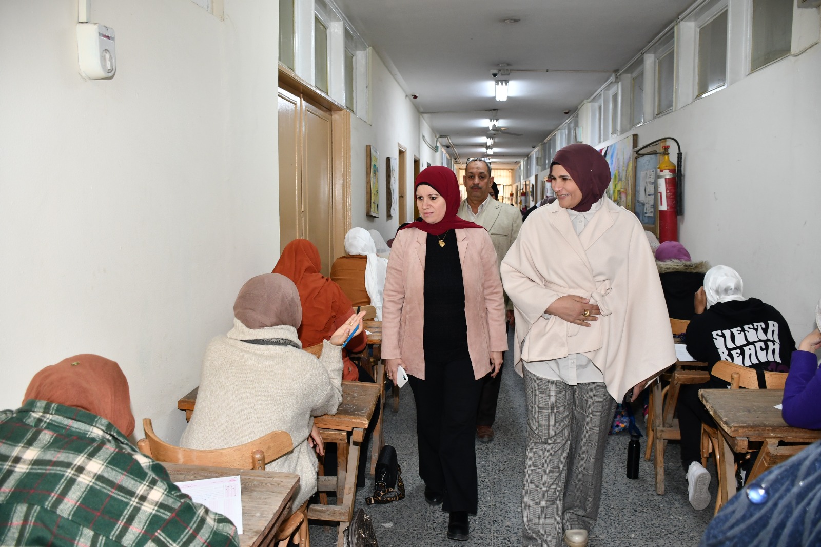 د. أميرة يوسف عميدة بنات عين شمس تتفقد سير الامتحانات بالكلية