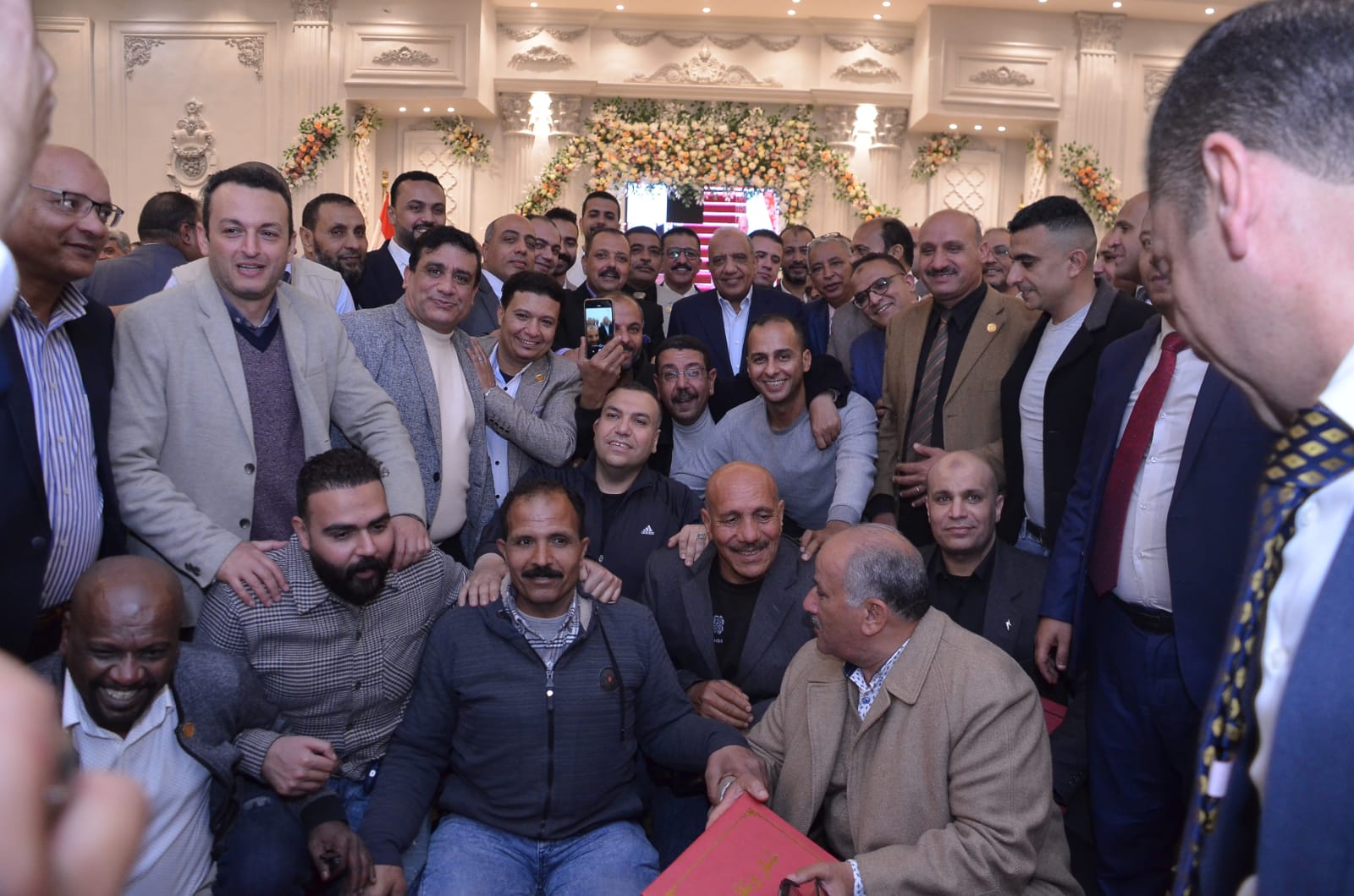 وزير الكهرباء يشارك العاملين بالشركات إفطارهم الجماعي ويكرم الكفاءات 