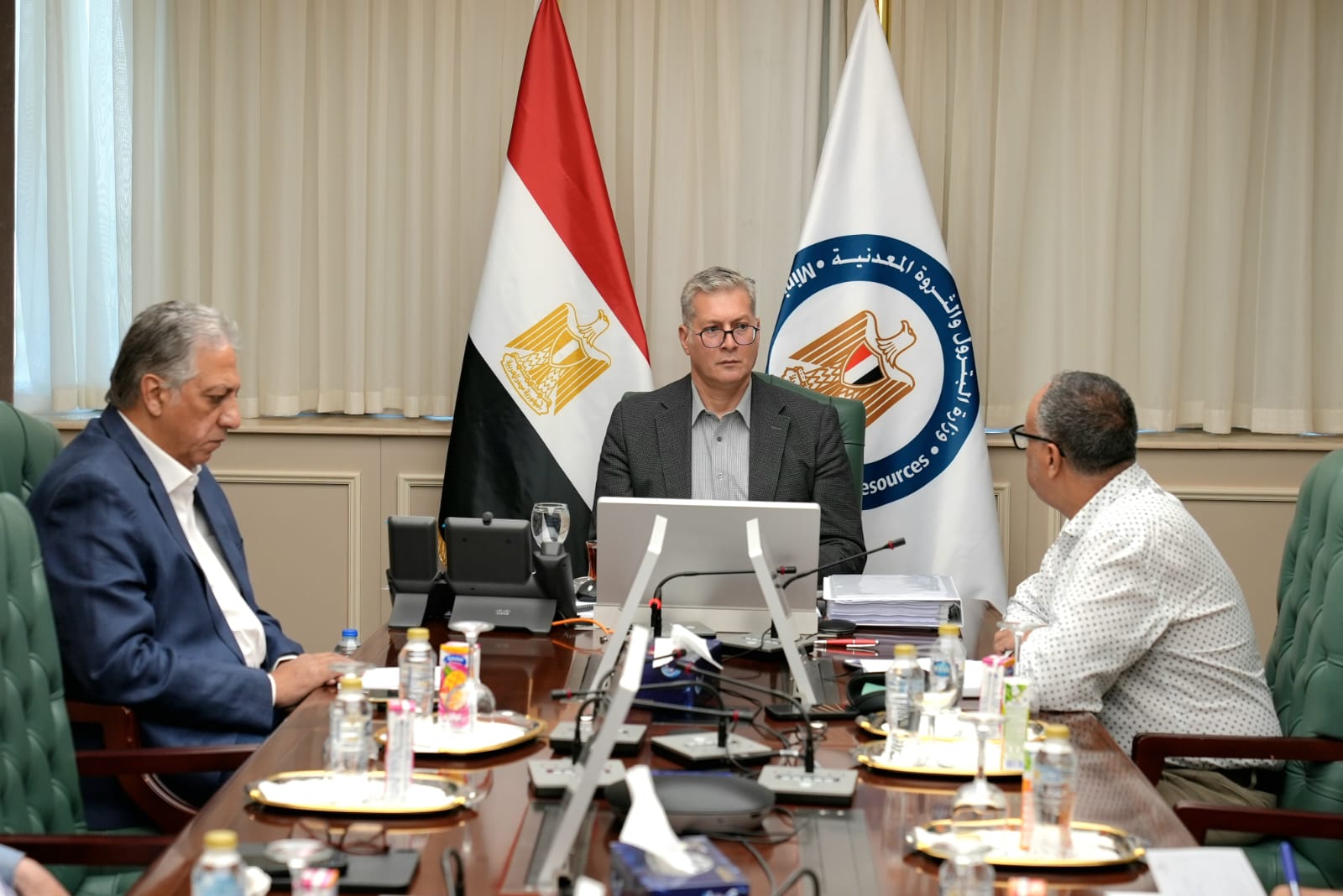 وزير البترول يتابع إجراءات العثور علي المفقودين بحادث البارج البحري 
