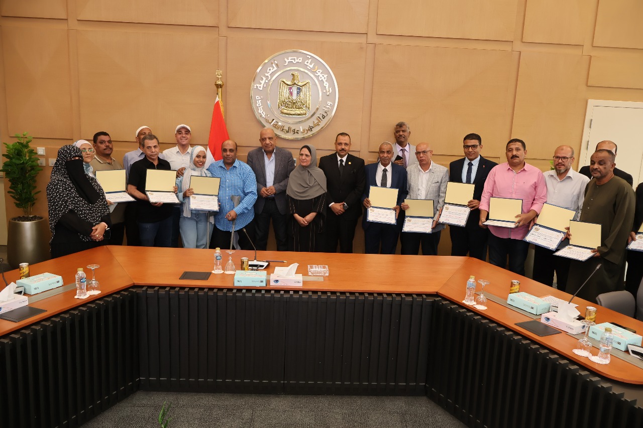 شهادات تقدير ورحلات عمرة مجانية للمتميزين بشركات الكهرباء