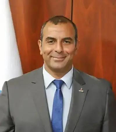 محمد حسن النيل ... ودع والده بصمت ... وعاد للعمل بأمانة