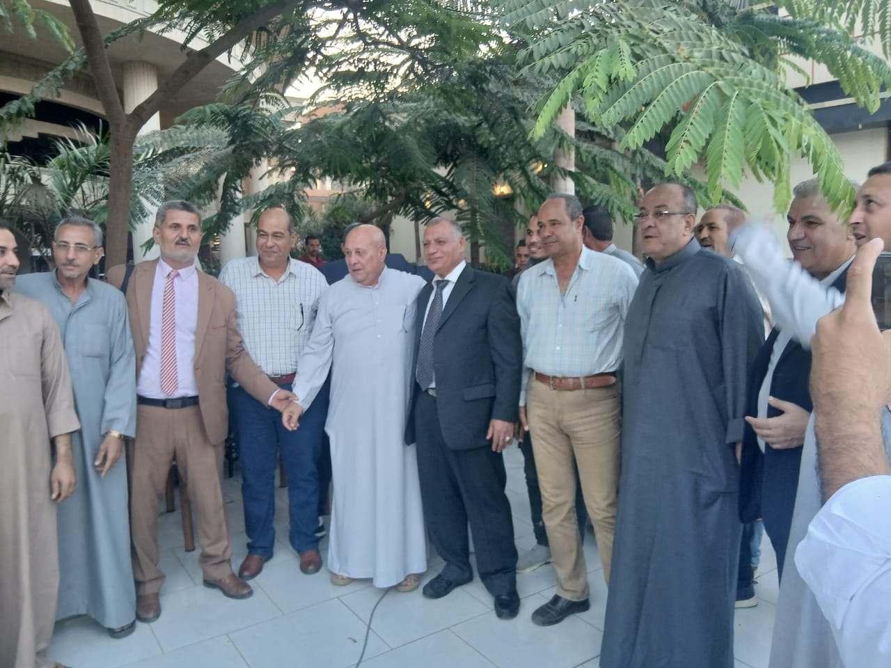 كهرباء أشمون» تحتفل بالمهندس طارق العسكري لبلوغه قمة العطاء الوظيفي