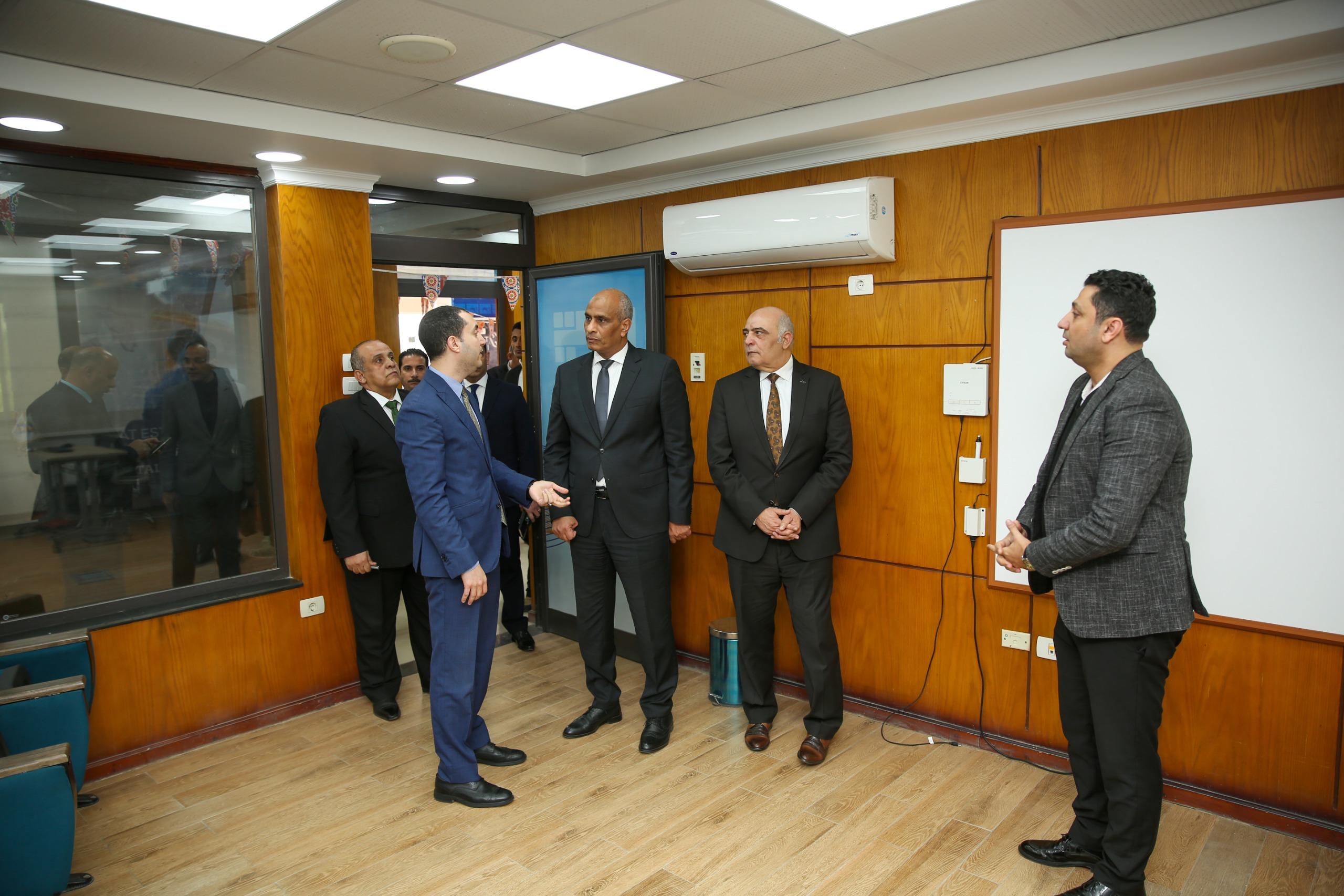 محافظ كفرالشيخ الجديد يبدأ مهام عمله بتفقد إدارات الديوان العام 