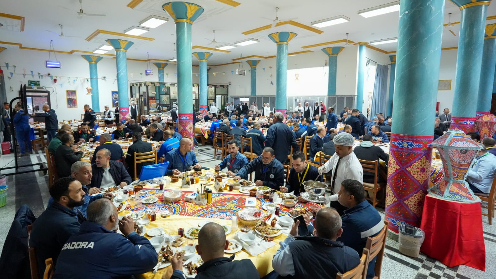 وزير البترول يشارك العاملين إفطار رمضان بحقول الشركة العامة برأس غارب