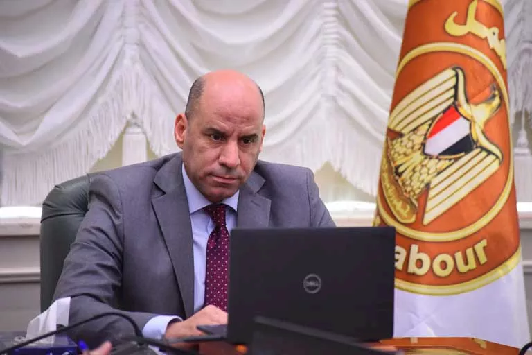 وزير العمل : زيادة إجازة العاملين بالأعمال الخطرة والمناطق النائية 7 أيام سنويا